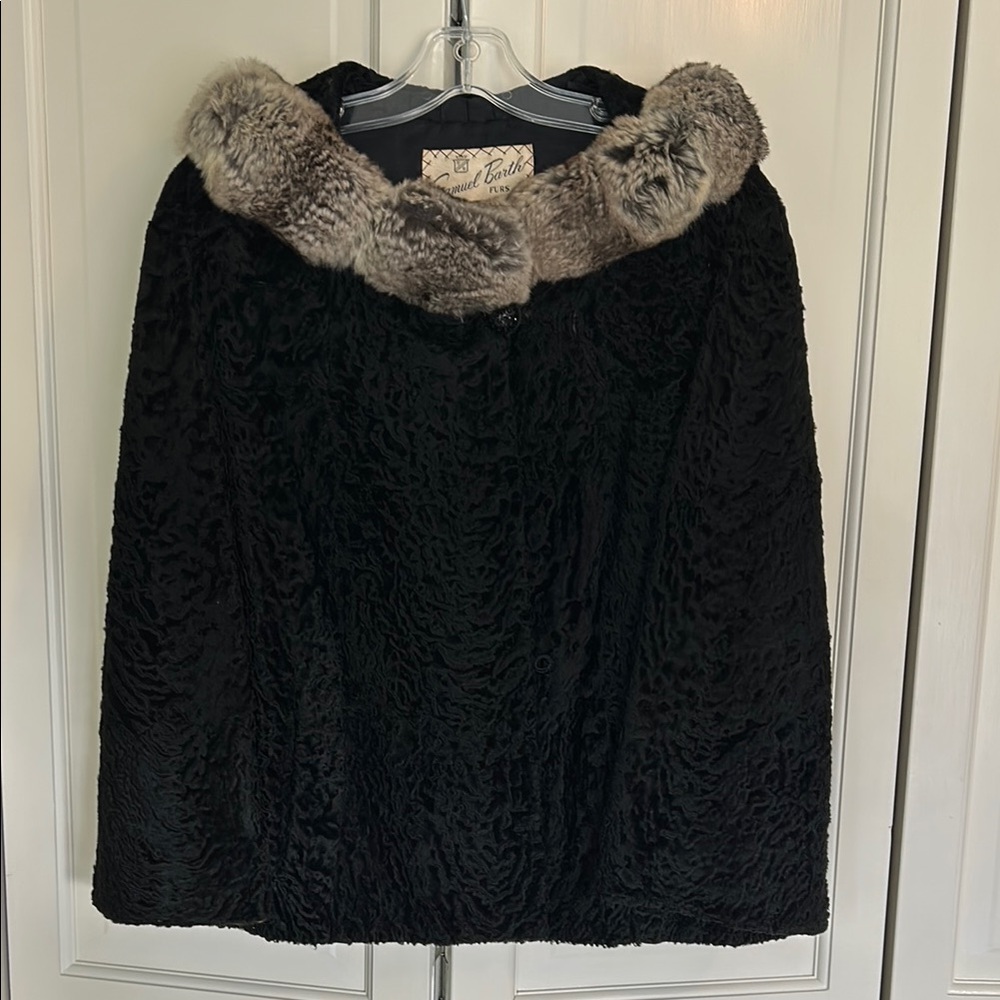 Vintage shearling Black Fur jacket with contrasting collar.